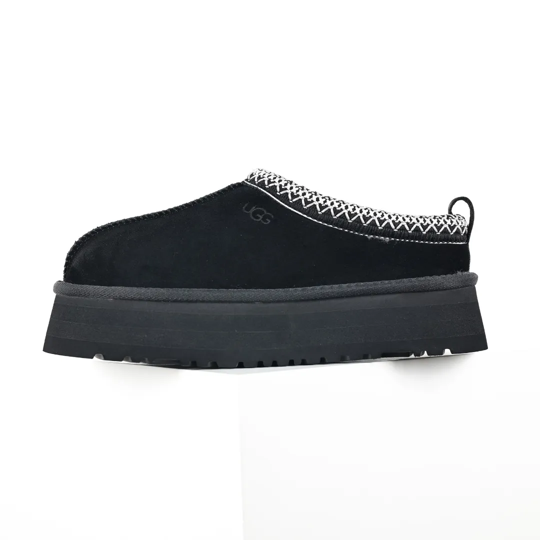 Copy price 💰560 Core recommendation of good price 5cm thick sole, independently developed original outsole, cashmere insole, keeping warm in winter, suitable for home use. In the new year, uug launched a style series, which is partially geared towards the preferences of young consumers. It has also moved to the forefront of fashion trends. Shoe body material, water-repellent coated suede upper, 17 mm UGGPURE™ implanted wool insole, lightweight non-slip and comfortable rubber outsole, with brand LOGO and trademark, with full package Size: 35 36 37 38 39 40